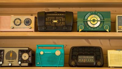 Dos estanterías llenas de radios antiguas