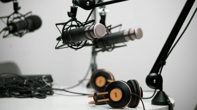 Una configuración básica de podcast con micrófonos y auriculares